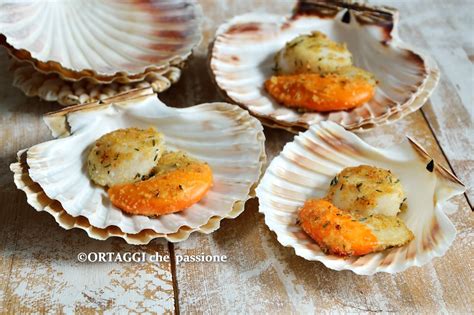 Capesante fresche su conchiglia