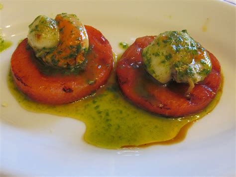 Piatto finito con anguria alla piastra, capesante, pomodorini e basilico