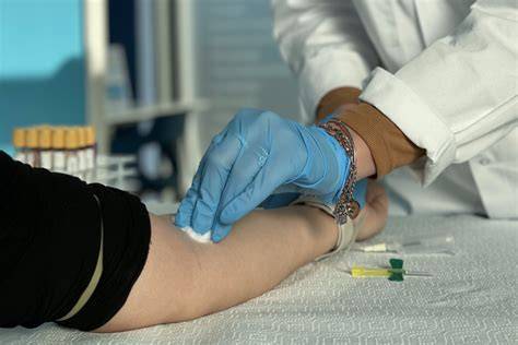 illustrazione di un prelievo di sangue venoso per analisi