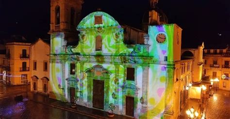 Veduta esterna della Chiesa Madre di Carini con piazza antistante