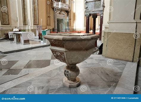 Dettaglio degli affreschi interni o del fonte battesimale della chiesa