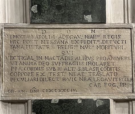 Foto ravvicinata della lapide commemorativa di Juan Caramuel all'interno dell'Eremo