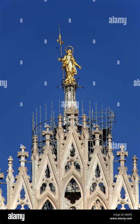 vista della Madonnina in cima al Duomo di Milano