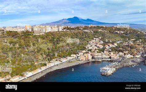 Veduta panoramica di San Pietro Clarenza con l'Etna sullo sfondo