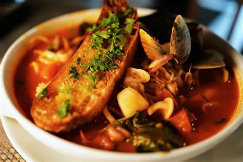 piatto di zuppa di pesce tradizionale