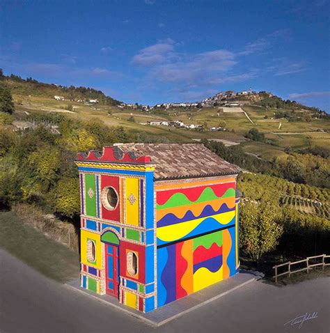 Foto della coloratissima facciata esterna della Cappella del Barolo, evidenziando le forme geometriche