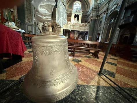 Foto di una campana storica con dettagli decorativi