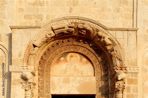 Dettaglio del portale scolpito dell'Abbazia di Cerrate