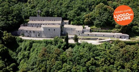 Foto aerea dell'Eremo di Santa Rosalia alla Quisquina, mostrando la sua integrazione nel paesaggio boschivo