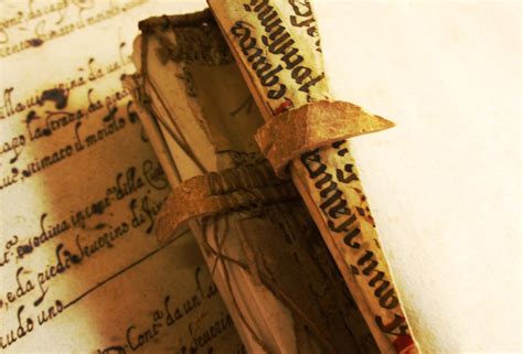 Antico registro parrocchiale aperto con calligrafia storica e sigilli