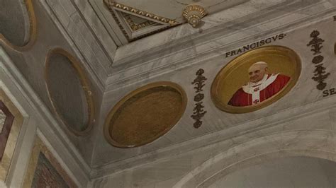 Ritratto di San Paolo in un contesto storico-culturale del I secolo d.C. con elementi che richiamano la società patriarcale e la formazione farisaica.