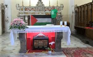 Sacerdote che espone solennemente il Lezionario o l'Evangeliario sull'altare o un leggio