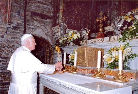 Benedetto XVI in preghiera nella Santa Casa di Loreto