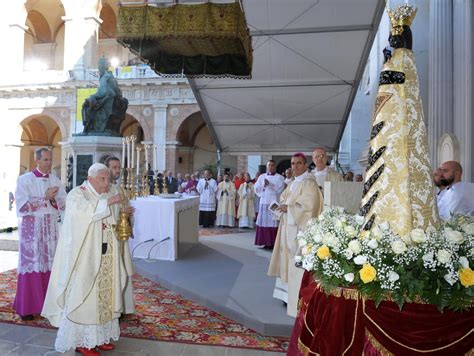 Benedetto XVI in preghiera a Loreto nel 2012