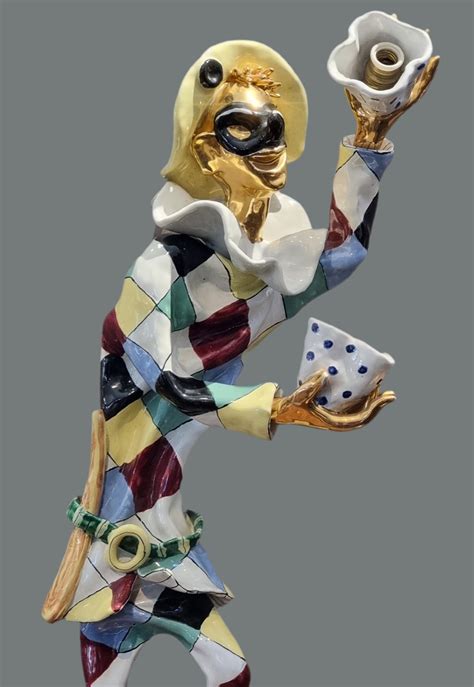 Scultura in ceramica policroma con copricapo tradizionale di Desulo