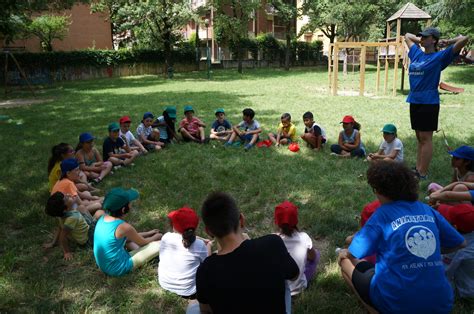 Foto di bambini e animatori all'Oratorio San Carlo durante attività estive