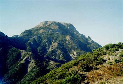 Panoramica del paesaggio montano dei Peloritani con Monte Scuderi in evidenza