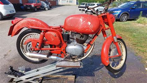 Foto d'epoca di una Gilera Giubileo 150 in contesto storico