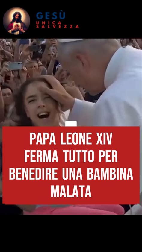 Mani di un sacerdote che benedice un bambino durante la confessione