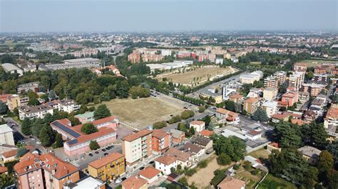 Veduta aerea o panoramica di Cinisello Balsamo con enfasi sulle aree urbane e verdi