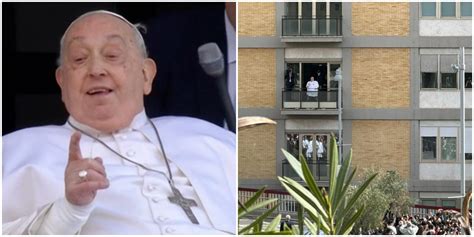 Foto di Papa Francesco che saluta i fedeli dopo la messa a Casa Santa Marta