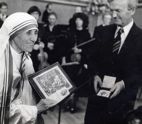 Madre Teresa mentre riceve il Premio Nobel per la Pace