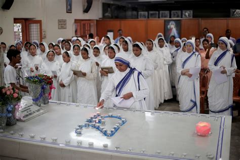 Sepoltura di Madre Teresa nella Casa Madre a Calcutta
