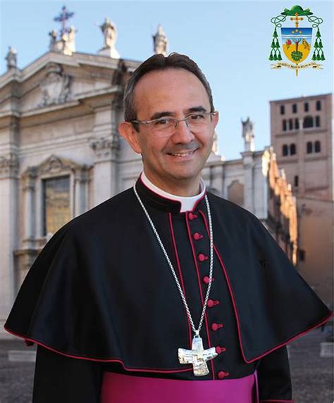 Ritratto del Vescovo Gianmarco Busca che riflette sul messaggio di solidarietà
