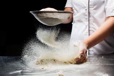 Rappresentazione artistica della Croce con mani che impastano farina per l'Eucaristia