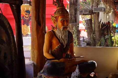 Immagine di un Ruesi o Rishi in Thailandia, come descritto nella tradizione.