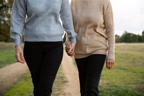 Coppia omosessuale anziana che si tiene per mano, simbolo di amore e resilienza a lungo termine.