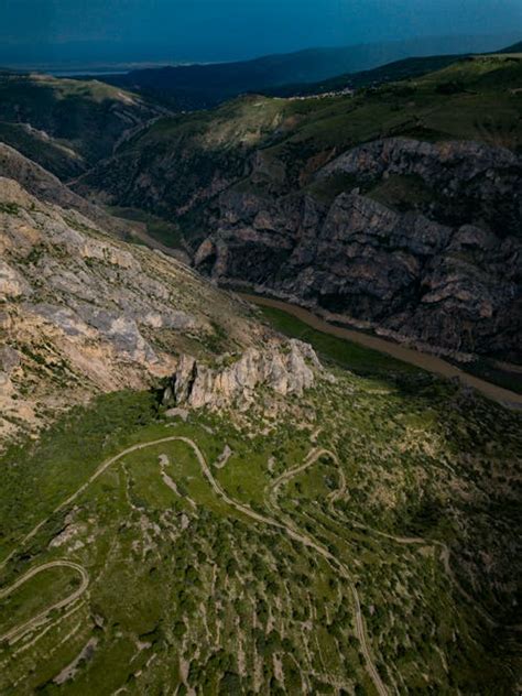 Foto aerea di un tratto montano tortuoso dell'A6