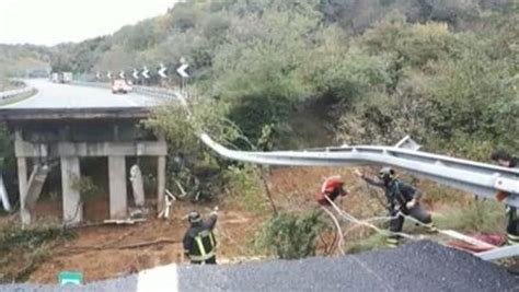 Immagine del viadotto Madonna del Monte crollato dopo la frana