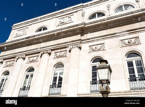 Facciata neoclassica del Collegio di Maria con portale ligneo decorato