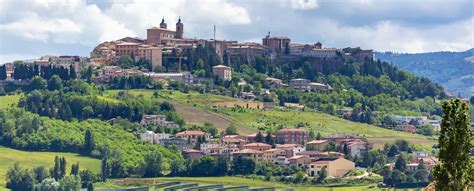 Veduta aerea o foto panoramica di Camerino con evidenziate le chiese principali