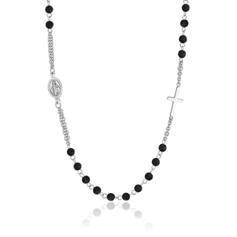Collana rosario uomo con grani in ematite e croce in acciaio satinato, con dettagli ravvicinati sui materiali e sulla lavorazione.