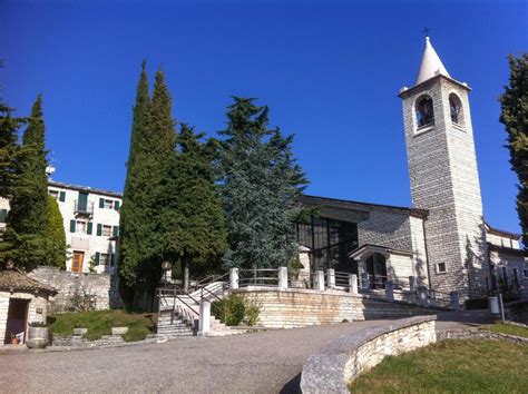 Foto esterna del Santuario di Solane o planimetria della sua struttura a tenda