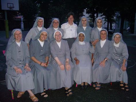 Foto di gruppo delle prime Suore di Nazareth durante la professione dei voti