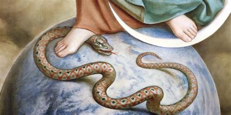 Rappresentazione iconografica della Vergine Maria come vincitrice sul serpente, simbolo della vittoria sul peccato originale.