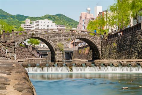 Foto panoramica del Ponte Meganebashi a Nagasaki con il suo caratteristico riflesso