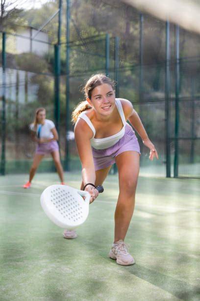 Campo da padel e tennis con persone che giocano