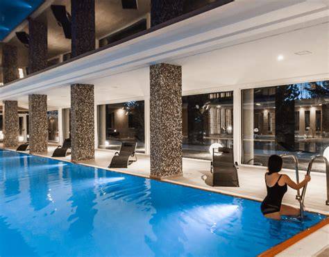 Centro benessere interno a una struttura sportiva con piscina e area relax