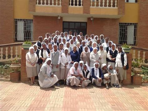 Un gruppo di suore impegnate in attività comunitarie