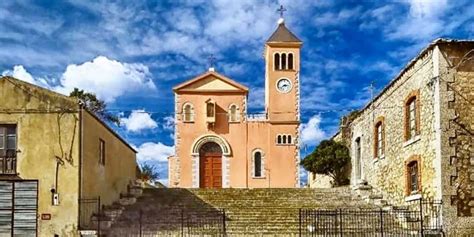 Veduta del borgo semi-abbandonato di Santa Rita, Caltanissetta, con case diroccate e vegetazione circostante