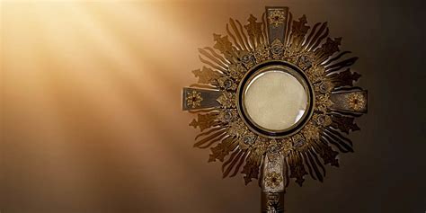 Fedeli in adorazione eucaristica davanti al Santissimo Sacramento
