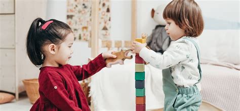 Bambini che giocano in un ambiente sicuro e accogliente durante un evento