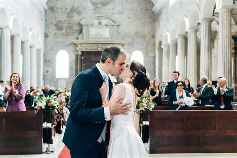 Coppia in chiesa per il matrimonio religioso
