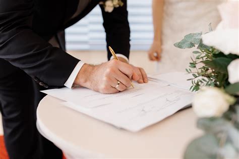 Documenti per il matrimonio e penna