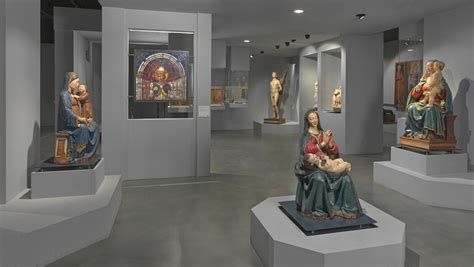 Esposizione di argenti sacri all'interno del Museo Parrocchiale di Alì