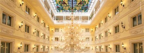 Esterno del Grand Hotel Vanvitelli in stile barocco con parco e piscina
